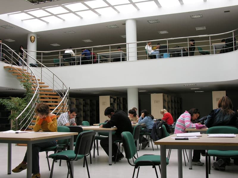 AÜ Eczacılık Fakültesi Kütüphanesi galeri fotoğrafı 2