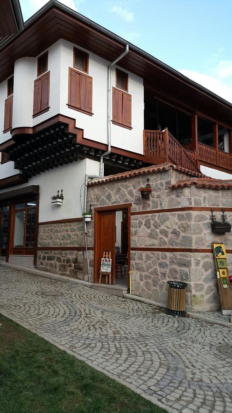 8 Hubb Art Gallery kapak görseli