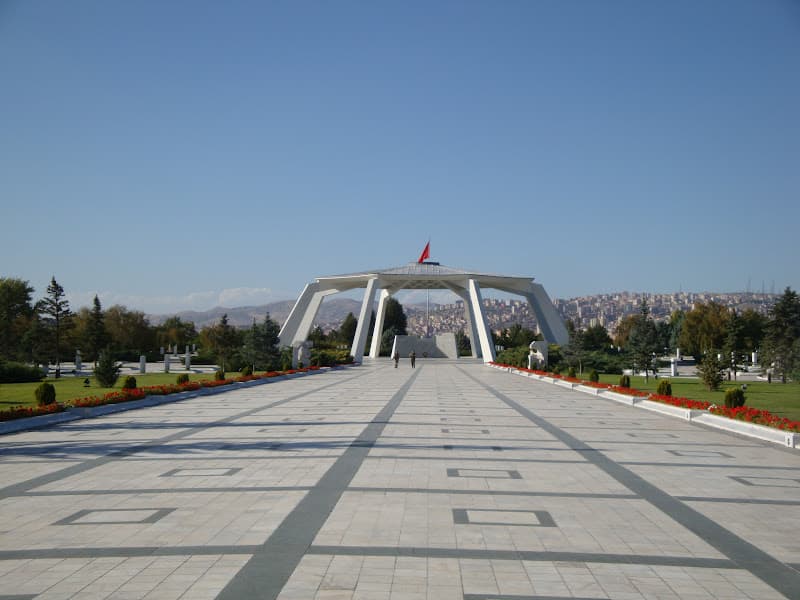 Devlet Mezarlığı Müzesi kapak görseli