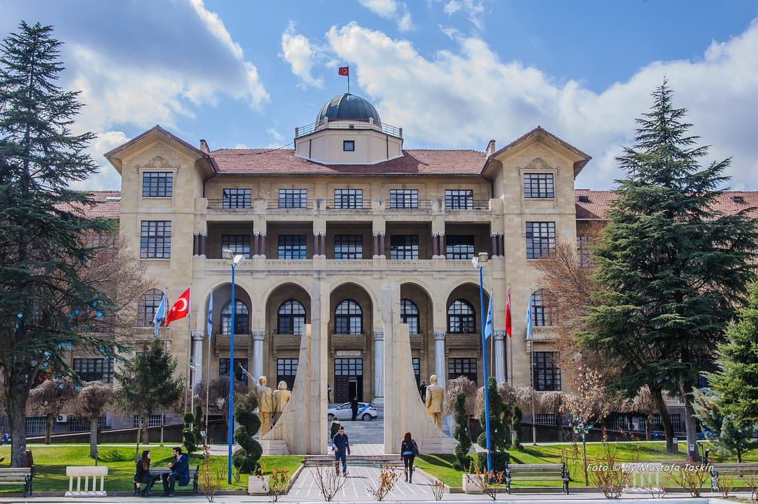 Gazi Üniversitesi Resim ve Heykel Müzesi kapak görseli