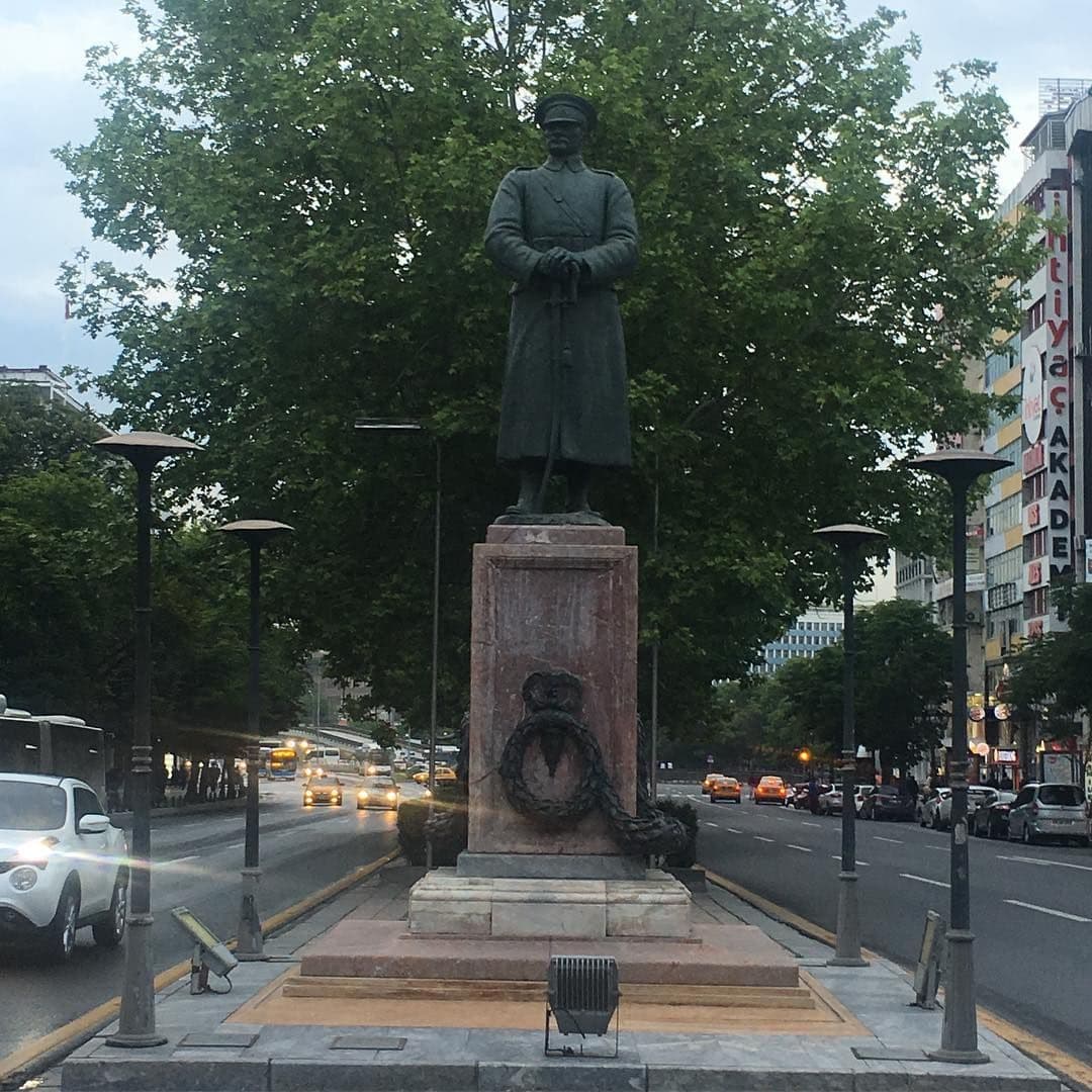Mareşal Atatürk Anıtı kapak görseli